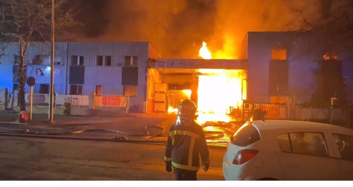 Sucesos.- Un incendio quema 4.800 metros cuadrados de una nave industrial dedicada a la alimentación en Tres Cantos