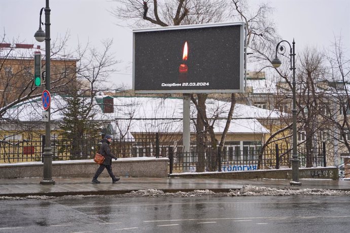 VLADIVOSTOK, 23 de març de 2024 -- Un cartell on es mostra una espelma per plorar les víctimes de l'atac terrorista de Moscou a Vladivostok, Rússia, que ha deixat més de 60 morts