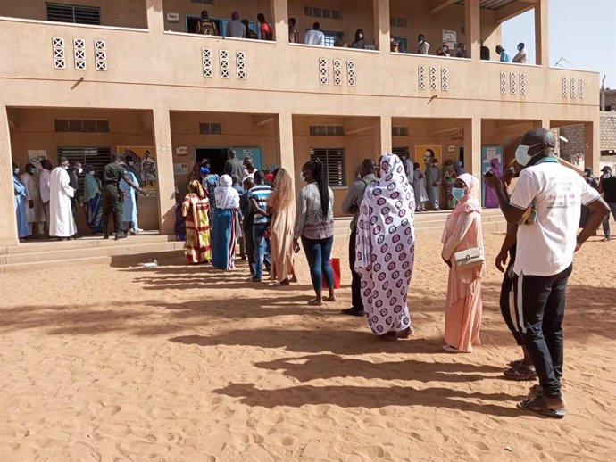 Archivo - Ciudadanos de Senegal hacen cola frente a un colegio electoral en la capital, Dakar, para votar en las municipales de 2022 (archivo)