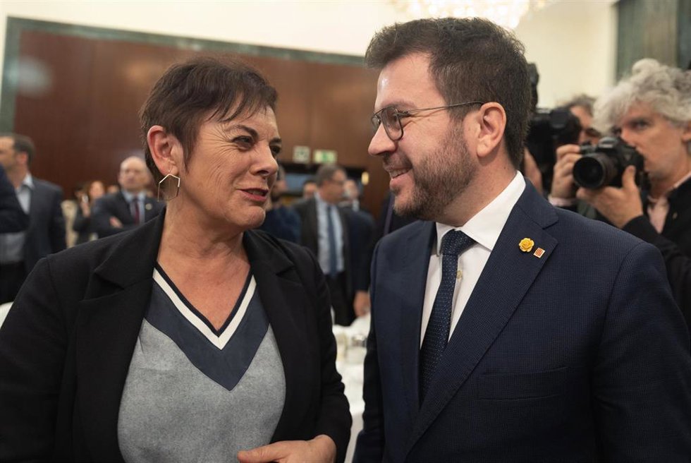 La portavoz de EH Bildu en el Congreso, Mertxe Aizpurua y el presidente de la Generalitat de Catalunya, Pere Aragons, llegan a un desayuno informativo de Europa Press.