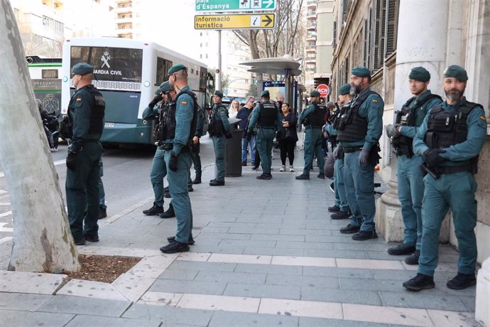 Agentes de la Guardia Civil a las puertas de los juzgados de Palma, a 15 de marzo de 2024, en Palma de Mallorca, Mallorca, Baleares (España). 