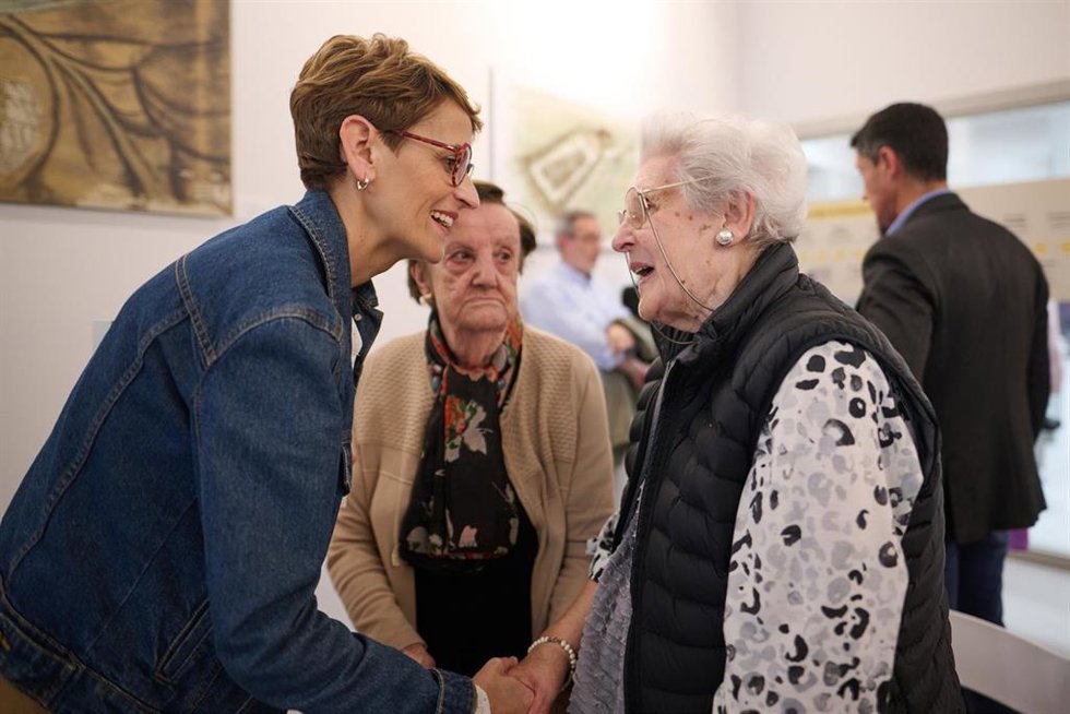 La presidenta del Gobierno de Navarra, María Chivite, saluda a una asistente a la inauguración del centro cívico de Cabanillas.