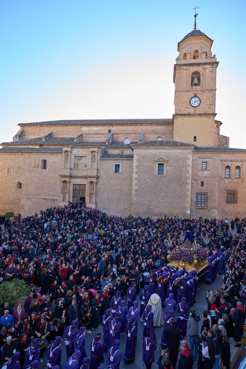 Archivo - Traslado de Nuestro Padre Jesús de Medinaceli durante la tamborada de Semana Santa en Hellín.