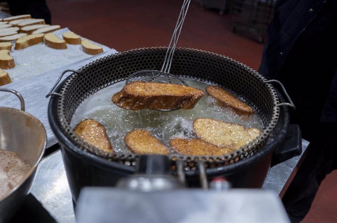 Archivo - Elaboración de torrijas en el obrador de una pastelería, en imagen de archivo. 