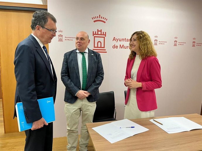 La concejal responsable, Ascensión Carreño, y el presidente del Comité Estatal de Representantes de Personas con Discapacidad de la Región de Murcia (CERMI), Pedro Martínez, junto al alcalde de Murcia en la firma del protocolo