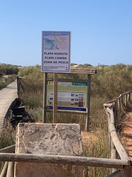 Cartel de acceso a la playa para perros en el término municipal de Lepe (Huelva).