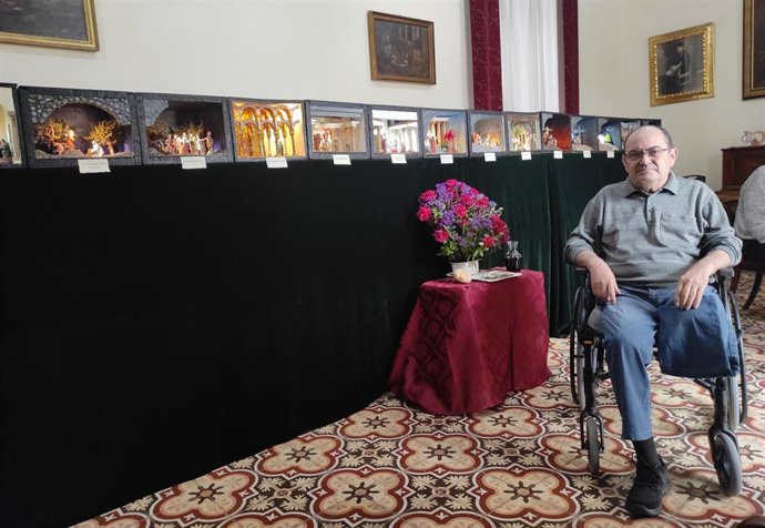 El artesano Ramón Rojas Muñoz ante su exposición de 15 dioramas sobre la Pasión de Jesucristo en el Hogar San Rafael de las Hermanitas de los Ancianos Desamparados.