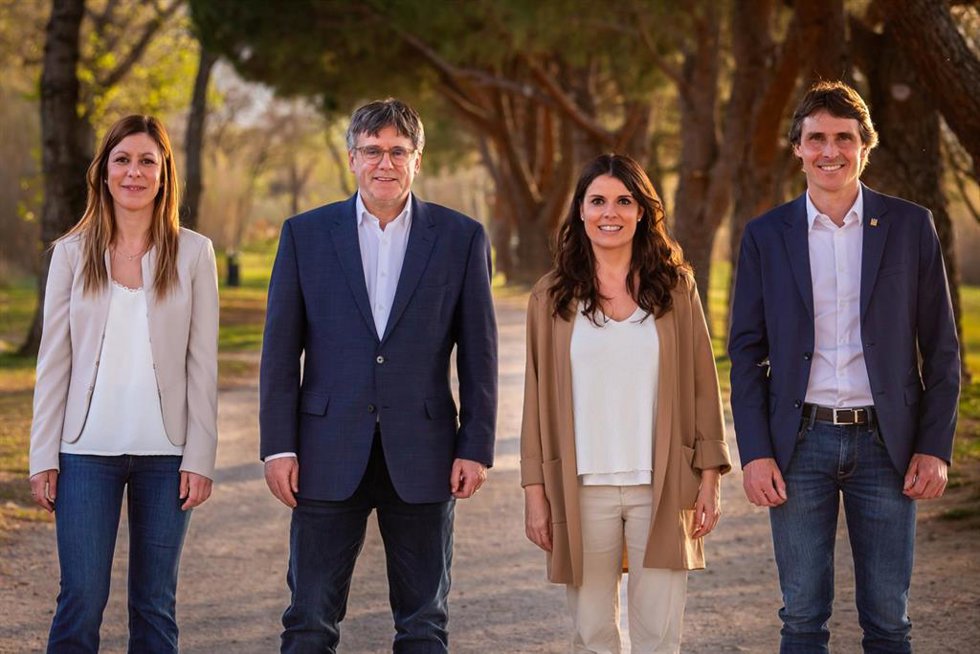 El expresidente de la Generalitat y candidato de Junts a las elecciones catalanas, Carles Puigdemont, se ha reunido con los cabezas de lista de la formación por Tarragona, Mnica Sales; Girona, Salvador Vergés, y Lleida, Jeannine Abella