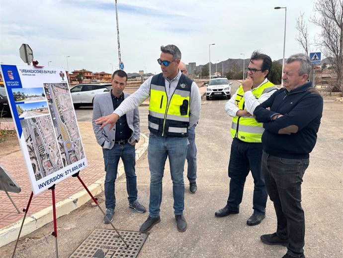El diputado provincial de Fomento examina las obras a realizar en Pulpí (Almería).