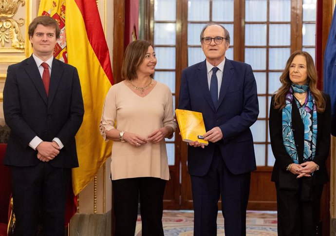 La presidenta del Congreso, Francina Armergol (2i) y el Defensor del Pueblo, Ángel Gabilondo (2d)