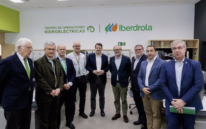 El presidente de la Junta de Castilla y León, Alfonso Fernández Mañueco, ha visitado este sábado el Centro de Operación Hidroeléctrico de Iberdrola ubicado en la localidad salmantina de Carbajosa de la Sagrada