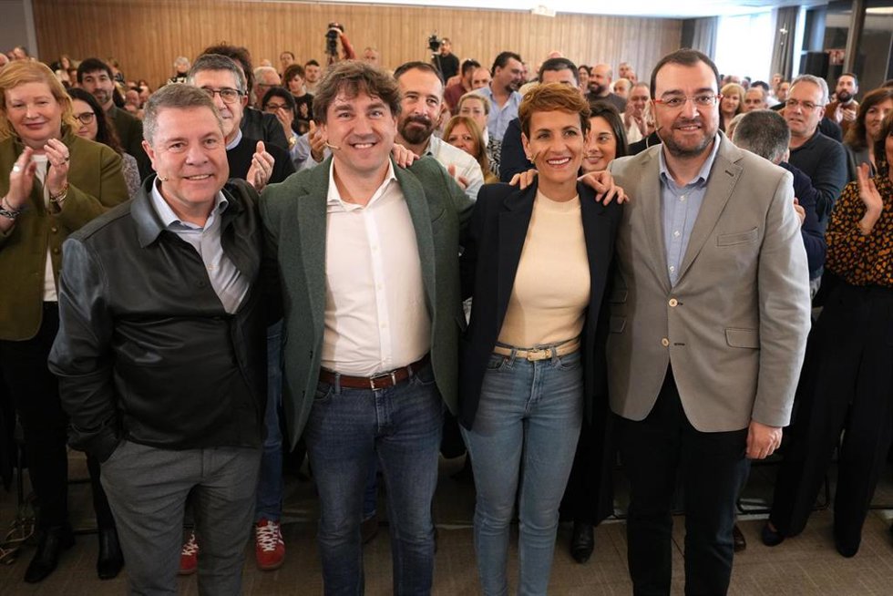 (I-D) El presidente de Castilla-La Mancha, Emiliano García-Page, el secretario general del PSE-EE y candidato a Lehendakari, Eneko Andueza, la presidenta de Navarra, María Chivite, y el presidente de Asturias, Adrián Barbón, en un acto del PSE-EE.