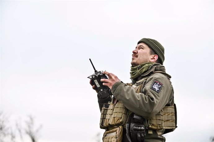 Archivo - Un militar ucraniano controla un dron