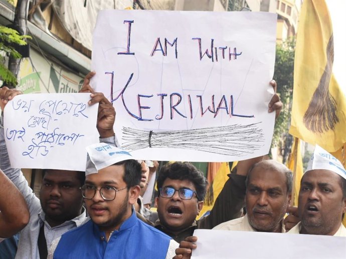 Simpatizantes del detenido ministro principal de Delhi, Arvind Kejriwal