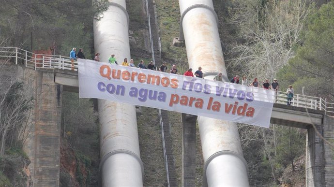 Representantes de diferentes colectivos integrados en la Plataforma por los ríos de Madrid y el río Tajo despliegan una pancarta contra el trasvase.
