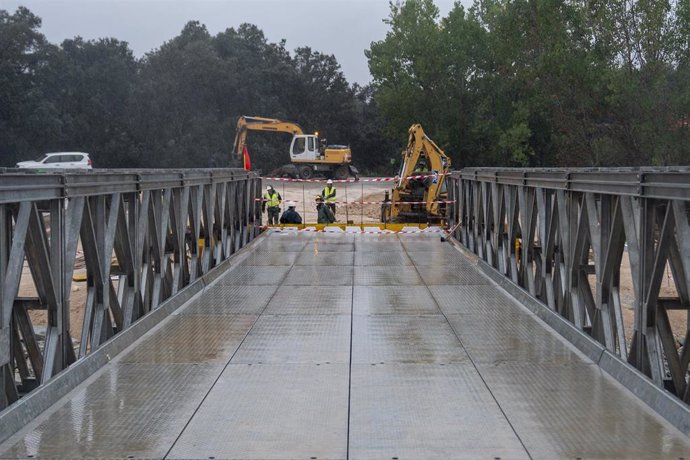 Archivo - Obras en el puente 'Mabey', en Aldea del Fresno 