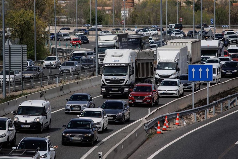 Archivo - Atasco en la autovía A-3 a la altura de Rivas, a 31 de marzo de 2023, en Madrid (España). 