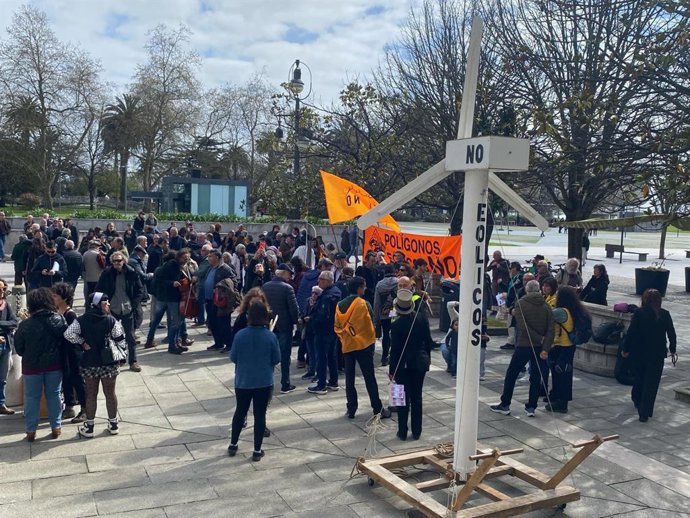 Cerca de 200 personas se concentran en Santander para denunciar los "daños medioambientales" de los eólicos