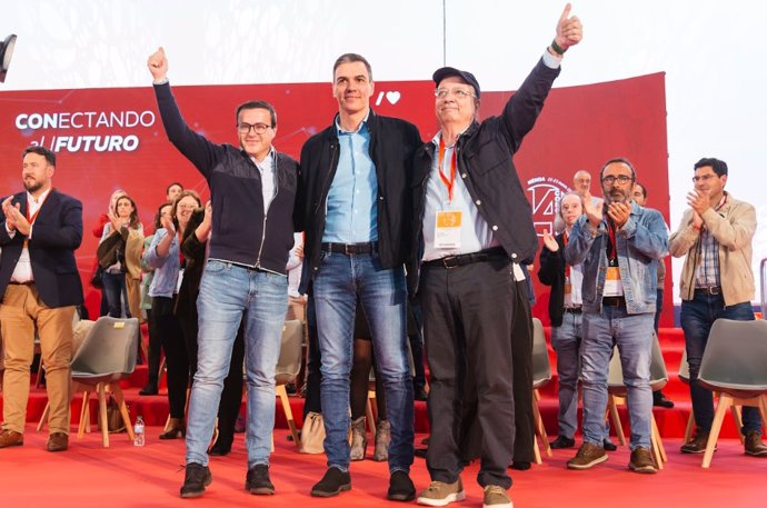 Pedro Sánchez, Fernández Vara y Gallardo en el Congreso Regional del PSOE de Extremadura