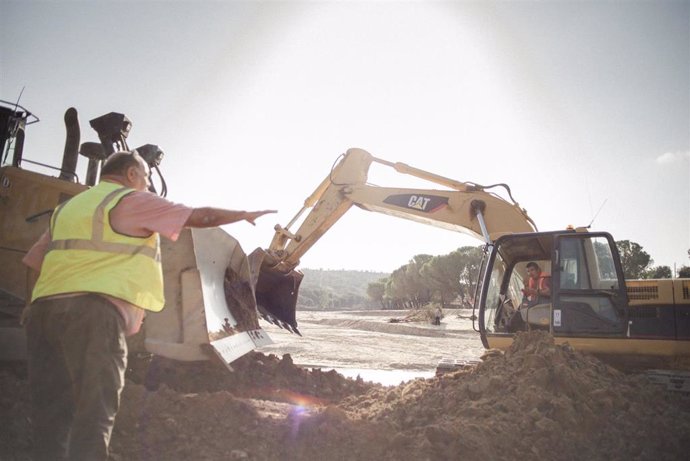 Archivo - Continuan las obras para la reparación del canal de agua que ha dejado a más de 70 municipios sin agua tras el paso de la DANA por España.