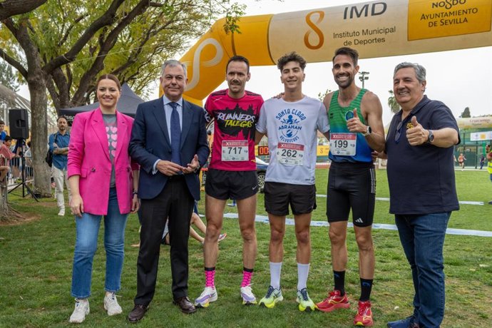 El alcalde de Sevilla, José Luis Sanz, ha asistido este sábado a la XI Carrera Popular Escolar y Solidaria Santa Clara, organizada por el Club Santa Clara