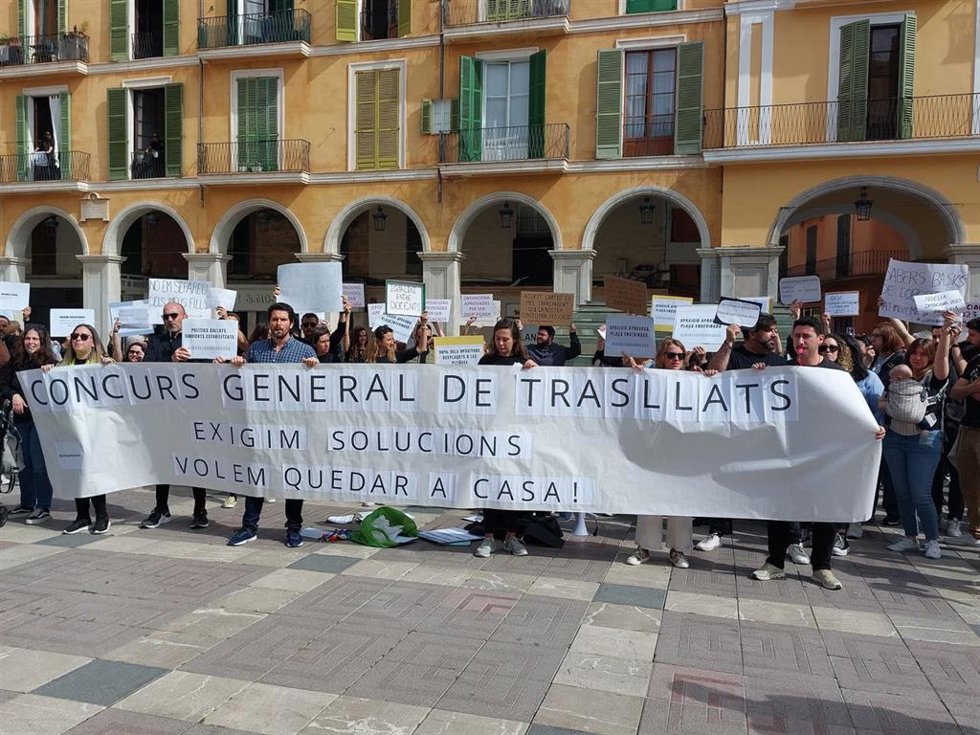 Unas 200 personas exigen al Govern "soluciones reales" para opositores afectados por el concurso de traslados docentes