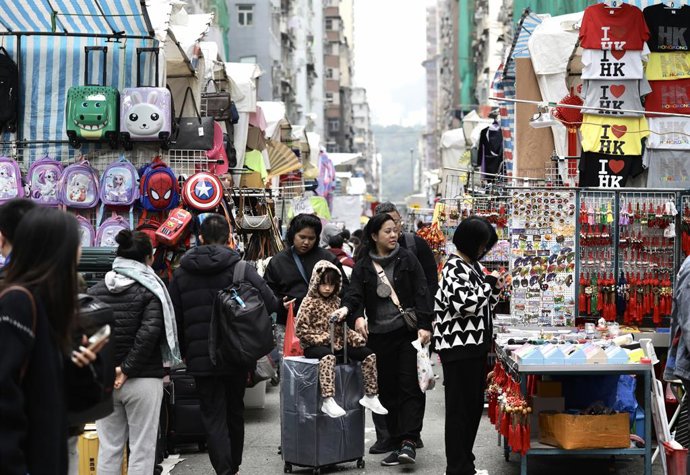 Archivo - January 26, 2024, Hong Kong, CHINA: In Hong Kong, at tourist's popular hotspot, Woman's Street, visitors from S.E.ASIA browse through a narrow path with hundreds of street vendors selling cheap stuffs to the tourists. Hong Kong government is m