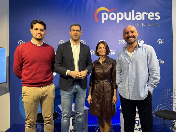 El presidente de NNGG Navarra, Carlos Jiménez; el presidente del PPN, Javier García, la parlamentaria Irene Royo y eñ secretario cultural del PP, Jaime de los Santos.