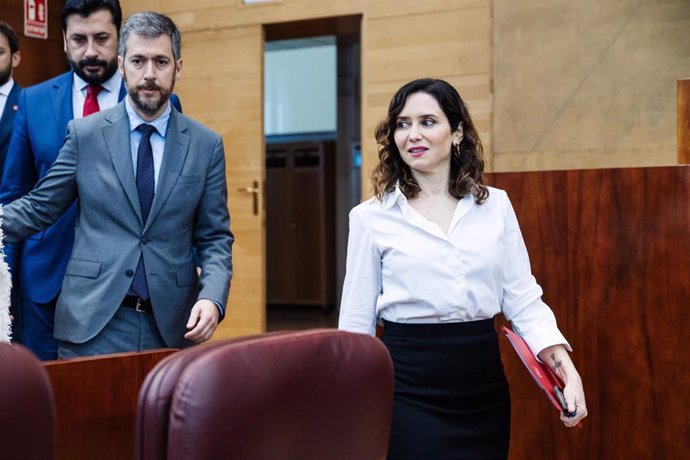 La presidenta de la Comunidad de Madrid, Isabel Díaz Ayuso, a su llegada a una sesión plenaria 