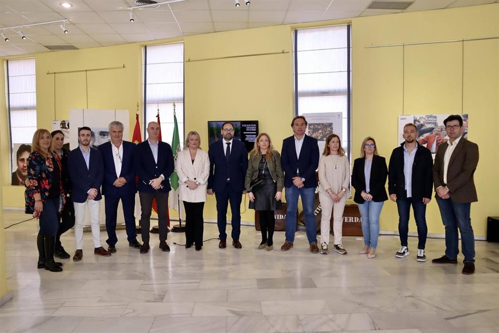 Inauguración de la exposición 'La voz de las manos blancas' en Fuensalida.