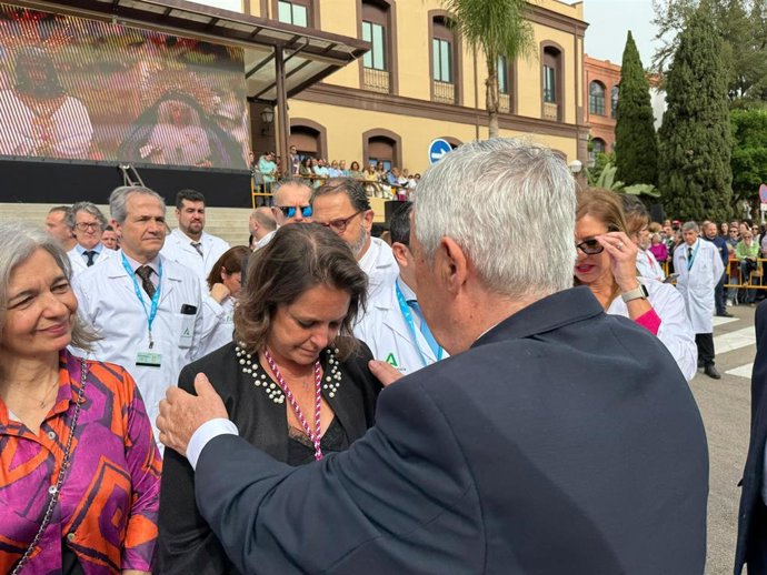 La consejera de Salud y Consumo de la Junta de Andalucía, Catalina García, recibe la medalla del Cautivo.