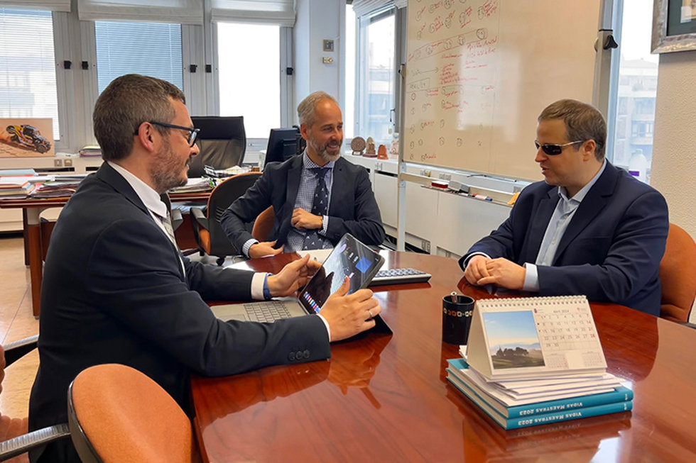 El consejero de Educación, Sergio Silva, recibe a los representantes de la Fundación ONCE