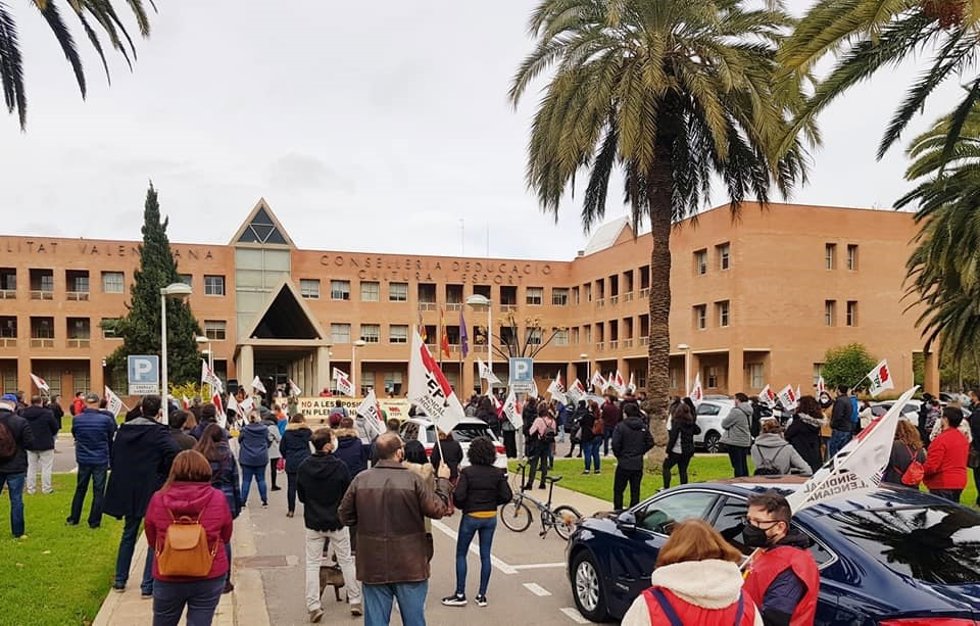 Archivo - Protesta de STEPV frente a Educación, en imagen de archivo