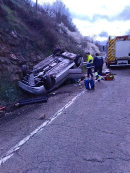 Coche volcado en la N-611