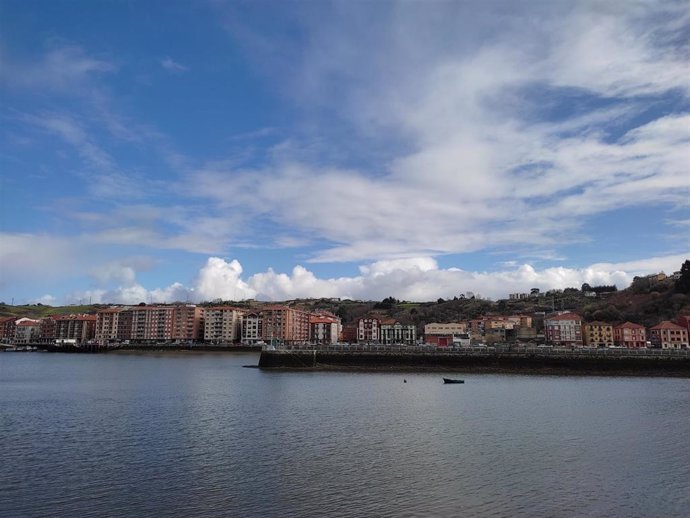 Archivo - Nubes y claros en Bilbao (archivo)