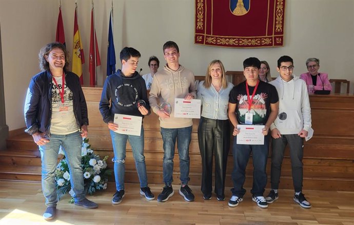 El equipo Robochocantes del IES Marqués de Villena de Marcilla, ganador de la VI edición de CanSat Navarra, junto con la consejera Patricia Fanlo