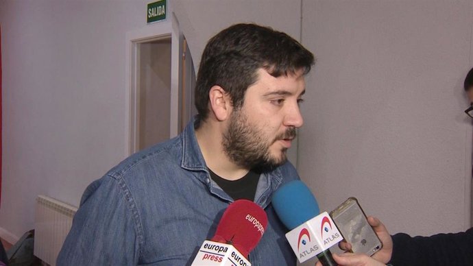 Archivo - El coportavoz de IU Madrid, Álvaro Aguilera, en rueda de prensa.
