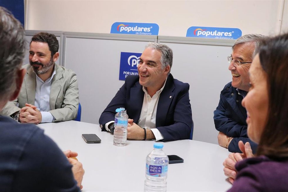 El vicesecretario de Coordinación Autonómica y Local y Análisis Electoral del PP, Elías Bendodo, en una reunión en Estepona con el secretario general del PP de Málaga y el alcalde.