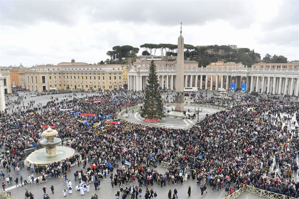 Archivo - January 1, 2024, Vatican City, Vatican City: A handout picture, provided by Vatican Media Press Office, shows Pope Francis leading the Angelus prayer from the window of the apostolic palace overlooking St. Peter's Square, in Vatican City, 01 J