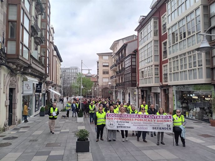 Un centenar de pensionistas se concentran en Torrelavega para reivindicar la salud y el cuidado de los mayores