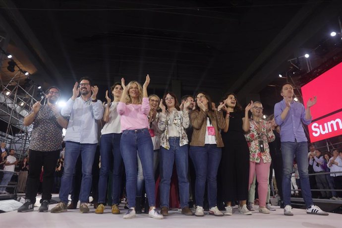 La vicepresidenta segunda y ministra de Trabajo, Yolanda Díaz, aplaude junto al equipo de Sumar durante el acto de cierre de la Asamblea fundacional de Sumar, en La Nave, a 23 de marzo de 2024, en Villaverde, Madrid (España).