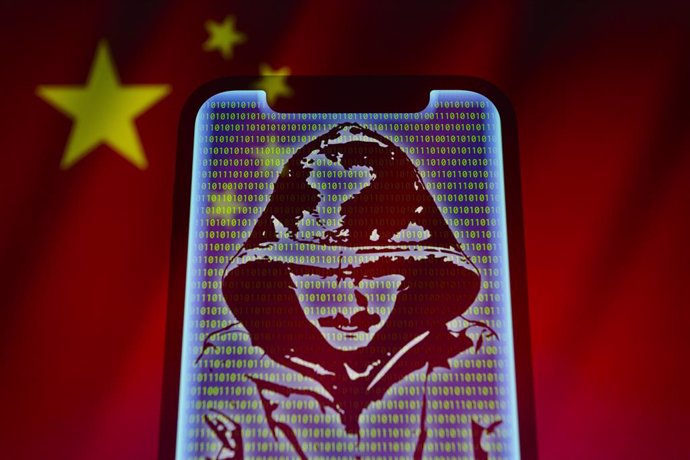 Archivo - February 7, 2024, Asuncion, Paraguay: Visual representation of hacker and binary code digits displayed on a smartphone backdropped by cropped flag of China.