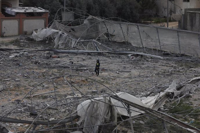 Archivo - Casa destruida por bombardeos israelíes en Deir al Balah