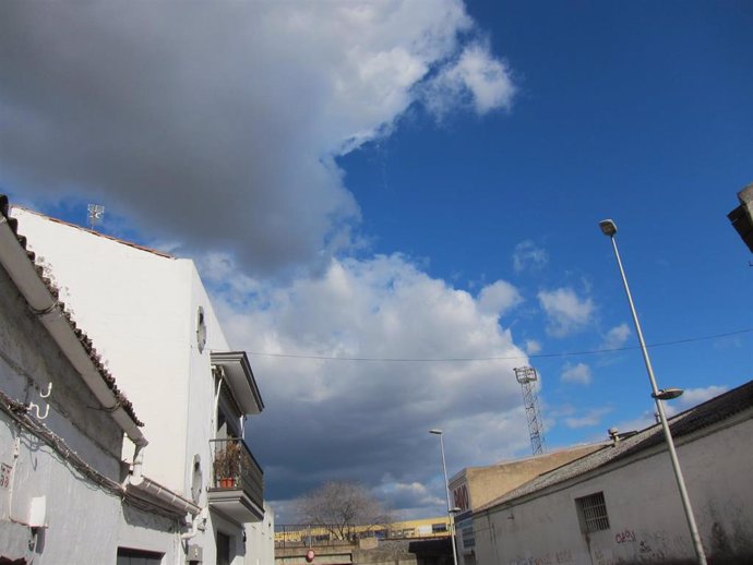 Archivo - Cielos poco nubosos en Extremadura. Imagen de archivo