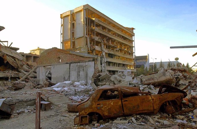 Archivo - Ruinas de edificios en Pristina durante el bombardeo de Yugoslavia 