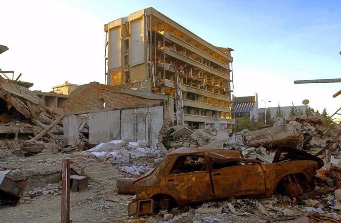 Archivo - March 23, 2000 - U.S. - KRT WORLD NEWS STORY SLUGGED: KOSOVO KRT PHOTOGRAPH BY JOHN COSTELLO/PHILADELPHIA INQUIRER (KRT141-March 23) In Pristina- Yugoslav military buildings lay in ruin. Exactly one year after NATO bombs and Tomahawk cruise miss