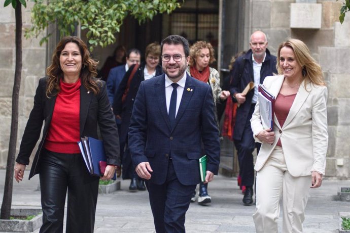 (I-D) La vicepresidenta de la Generalitat de Catalunya, Laura Vilagrà; el presidente de la Generalitat, Pere Aragonès, y la consellera d'Economia i Hisenda, Natàlia Mas