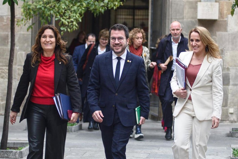 (I-D) La vicepresidenta de la Generalitat de Catalunya, Laura Vilagr; el presidente de la Generalitat, Pere Aragons, y la consellera d'Economia i Hisenda, Natlia Mas