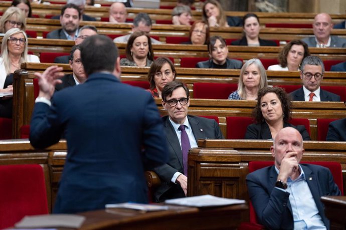 Archivo - El líder del PSC, Salvador Illa, mientras interviene el presidente de la Generalitat de Catalunya, Pere Aragonès