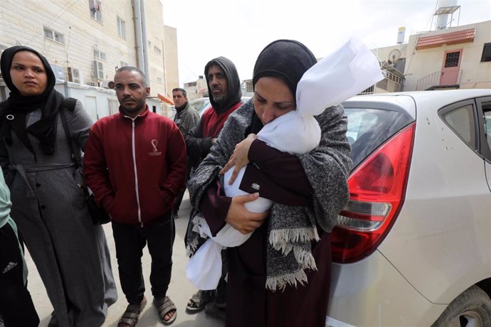 Una madre llora la muerte de su hijo, víctima de los ataques israelíes sobre Gaza.